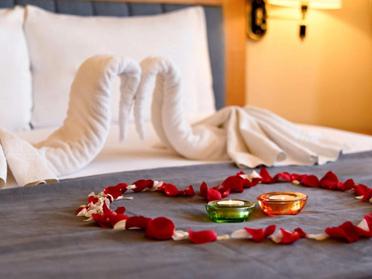 Hotel Mercure Alger Aéroport Dar el Beïda Esterno foto A heart made of rose petals