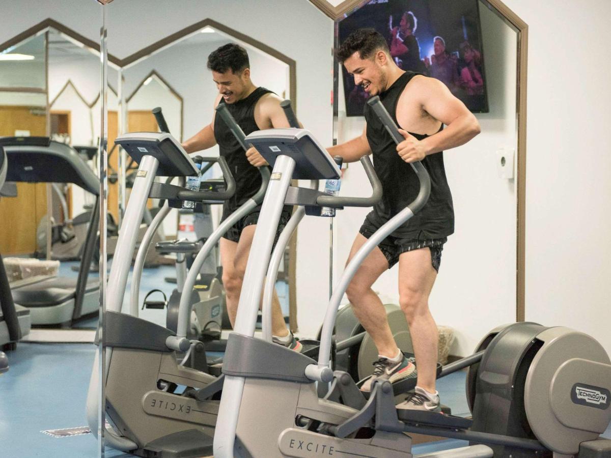 Hotel Mercure Alger Aéroport Dar el Beïda Esterno foto A man using a cross trainer