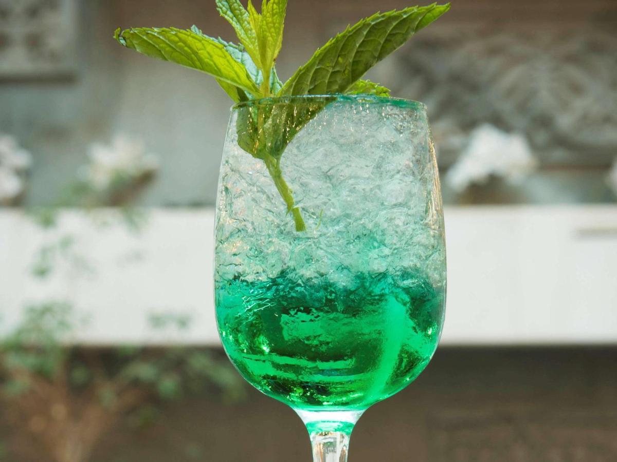 Hotel Mercure Alger Aéroport Dar el Beïda Esterno foto A glass of green absinthe soda