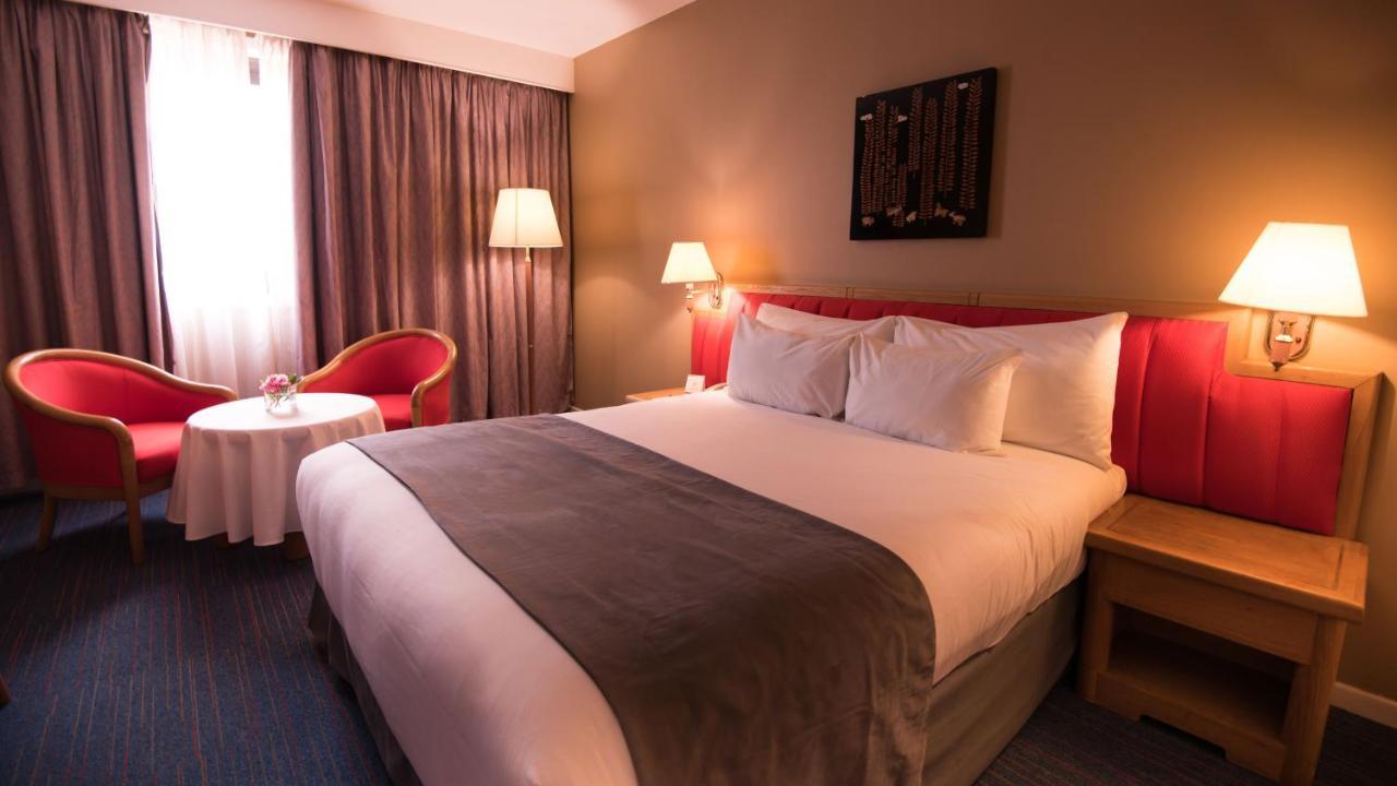 Hotel Mercure Alger Aéroport Dar el Beïda Esterno foto A room at the hotel