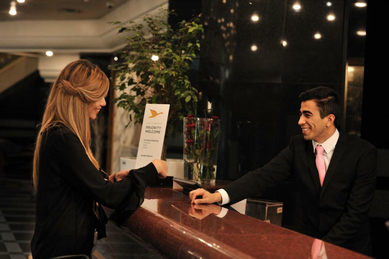 Hotel Mercure Alger Aéroport Dar el Beïda Esterno foto A hotel receptionist