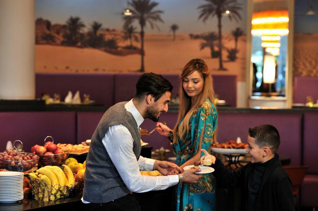 Hotel Mercure Alger Aéroport Dar el Beïda Esterno foto A couple at a buffet