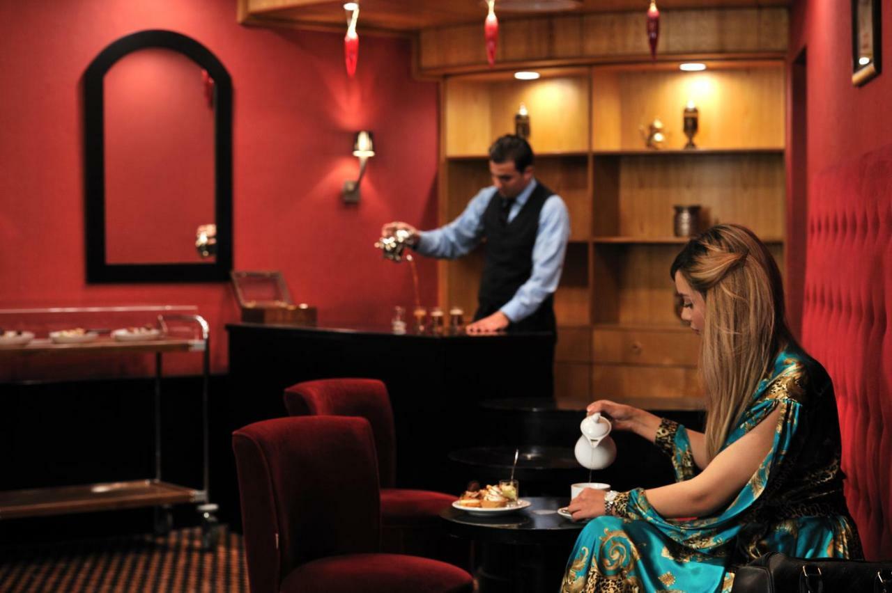 Hotel Mercure Alger Aéroport Dar el Beïda Esterno foto A hotel butler serving tea