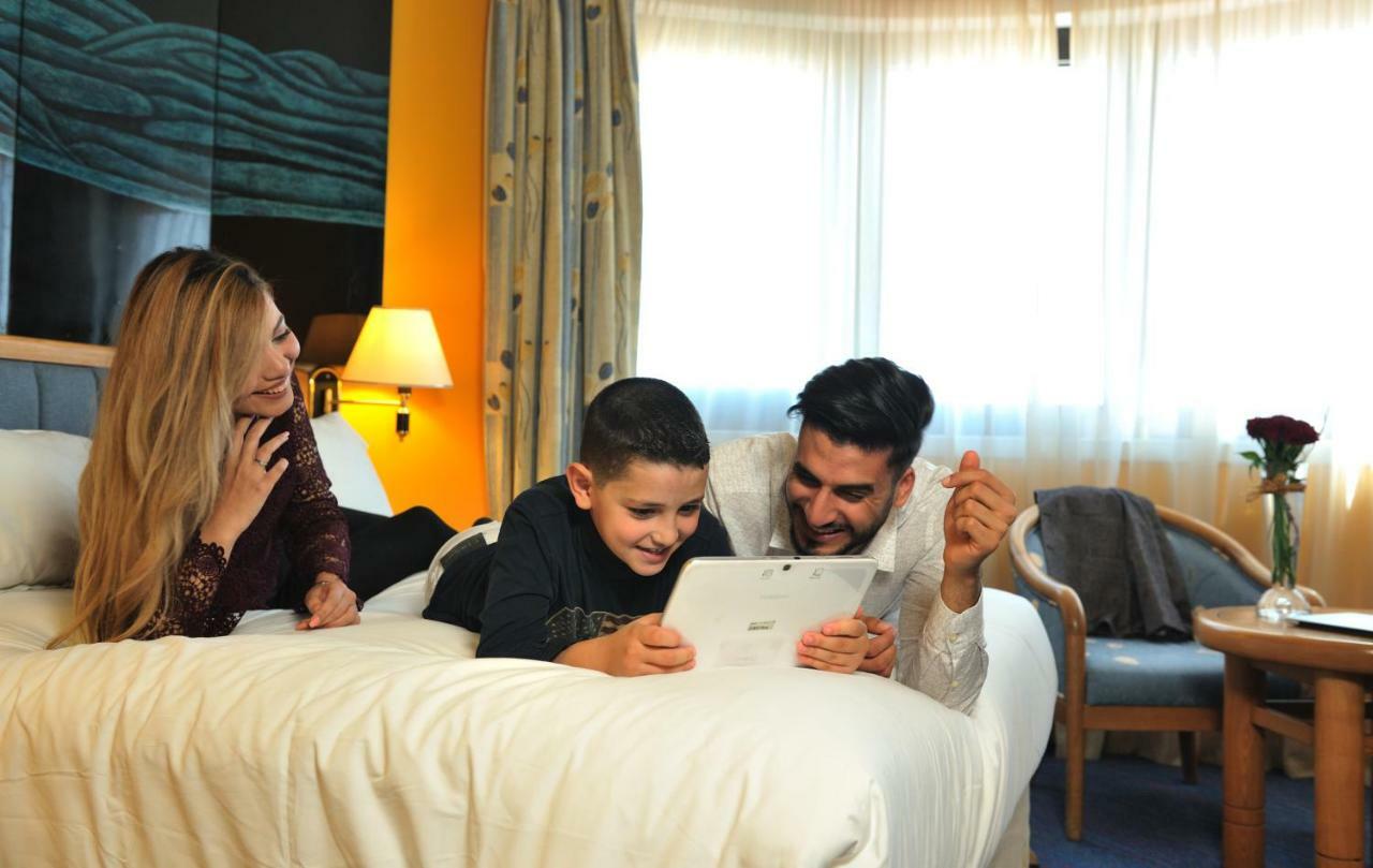 Hotel Mercure Alger Aéroport Dar el Beïda Esterno foto Family using a tablet