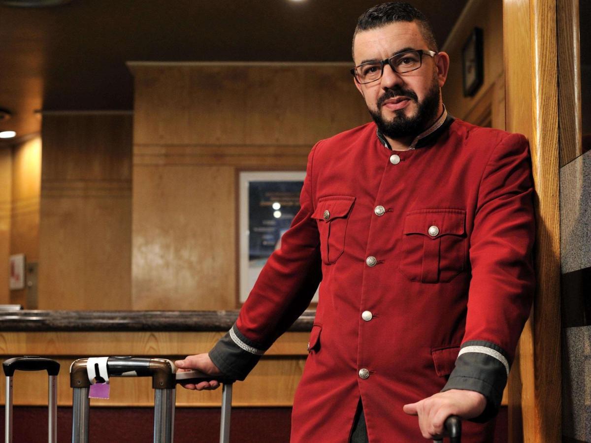 Hotel Mercure Alger Aéroport Dar el Beïda Esterno foto A bellboy at the Four Seasons Hotel in Beirut, Lebanon