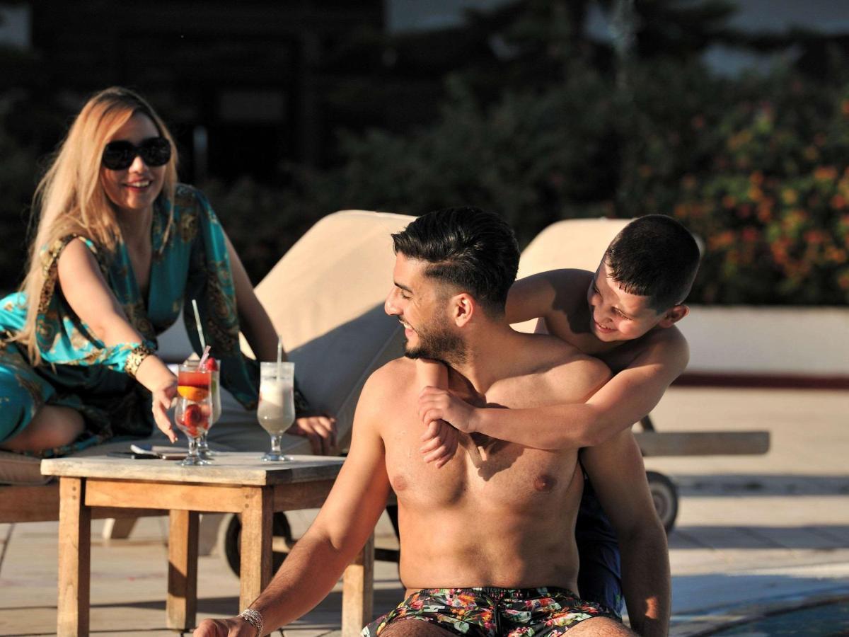 Hotel Mercure Alger Aéroport Dar el Beïda Esterno foto A gay couple